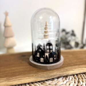 Winterliche Glashaube dekoriert mit Vinyl-Häusereihe und Schneeflockenbaum aus Papier, gefertigt mit der Plotterdatei.