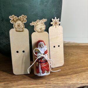 Laserdatei-Bundle mit Teddybär-, Schneemann- und Schneeflockenmotiv für DIY Geschenkverpackungen zu Weihnachten.