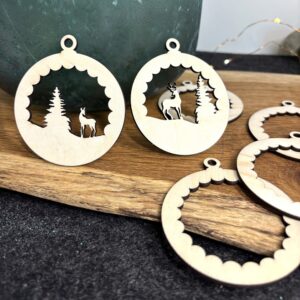 Laserdatei Reh im Winterwald als weihnachtlicher Holzanhänger – digitale Schneidedatei für Lasercutter in SVG, PDF und PNG, mit Reh- und Tannenbaum-Motiv.