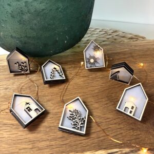 Detailansicht eines handgezeichneten Holz-Häuschens der weihnachtlichen Lichterkette – Laserdatei für Lasercutter.