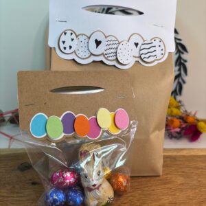 Zwei Varianten der Oster Tütenklappe Plotterdatei bunt und Scandi im Vergleich