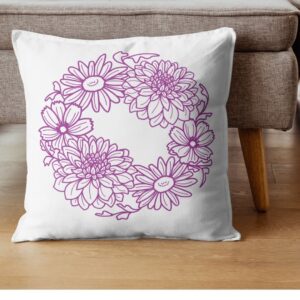 Floraler Gartenpoesie-Kranz als pinke Plotterfolie auf dekorativem Kissen