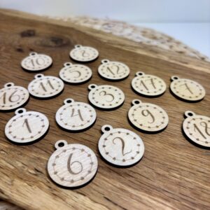 Adventskalender Zahlen SVG – Baumkugeln mit Herzkranz für Holz